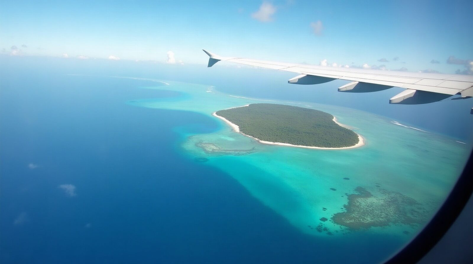 La côte d'une île vue depuis le hublot d'un avion en approche